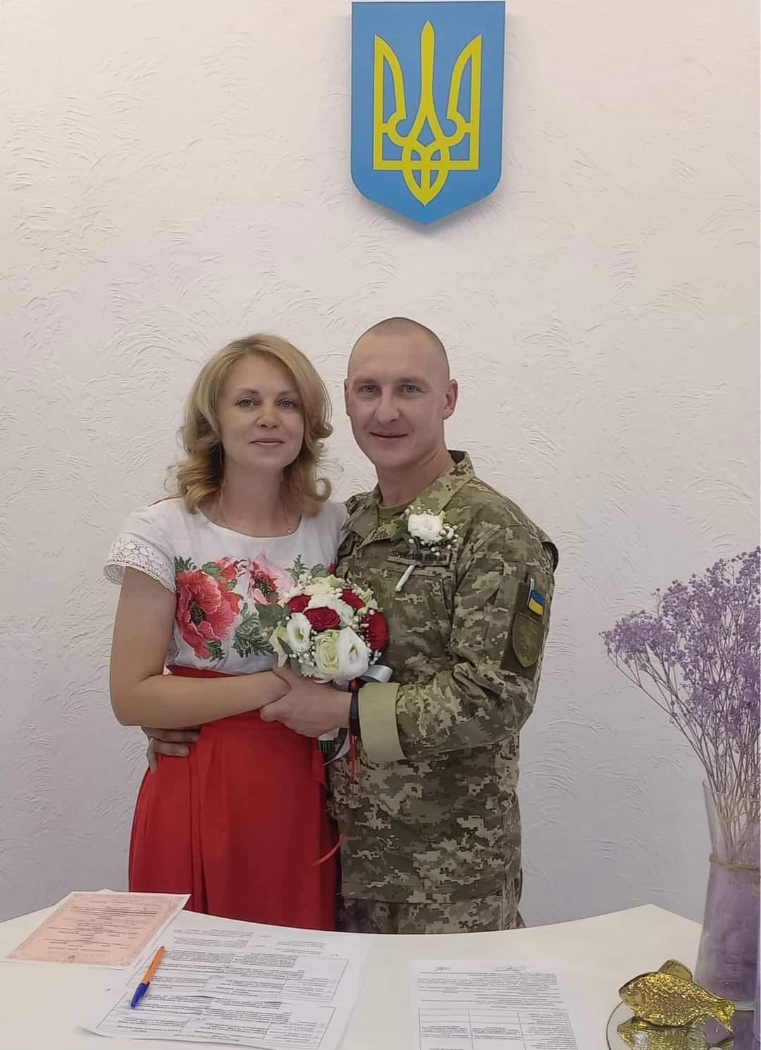 Любов, що перемагає війну: зворушливі фото закоханих українських військових - 2 - зображення