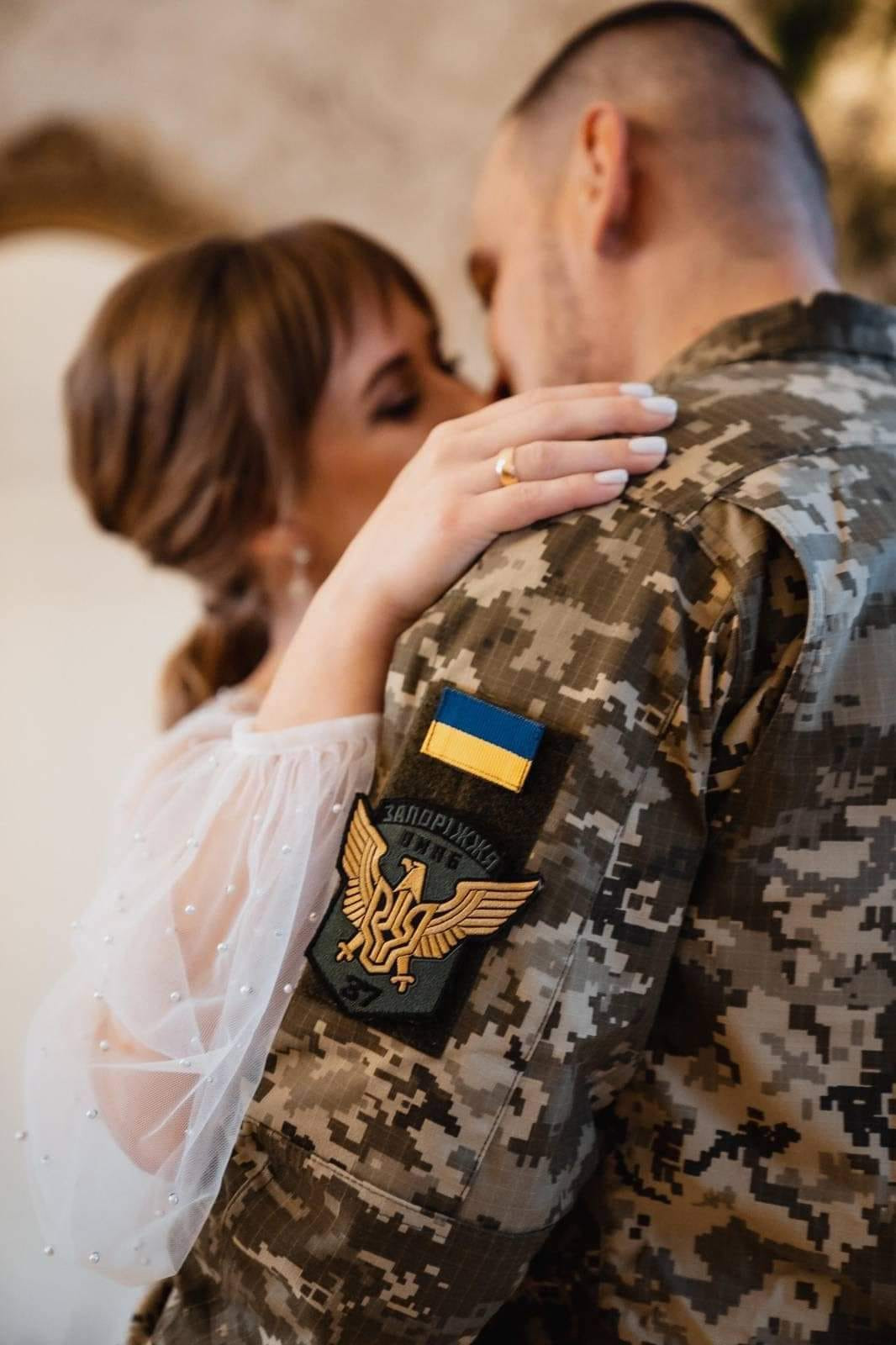 Любов, що перемагає війну: зворушливі фото закоханих українських військових - 3 - зображення