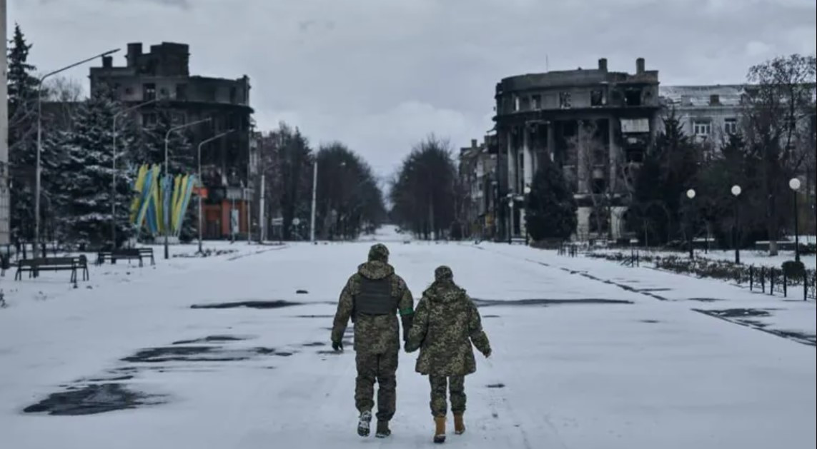 Любов, що перемагає війну: зворушливі фото закоханих українських військових - зображення
