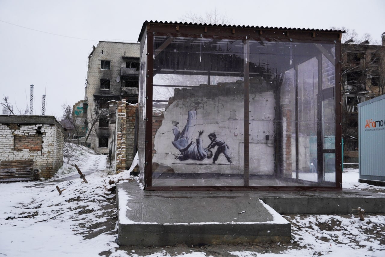 Роботи Бенксі в Київській області захистили від вандалів - зображення