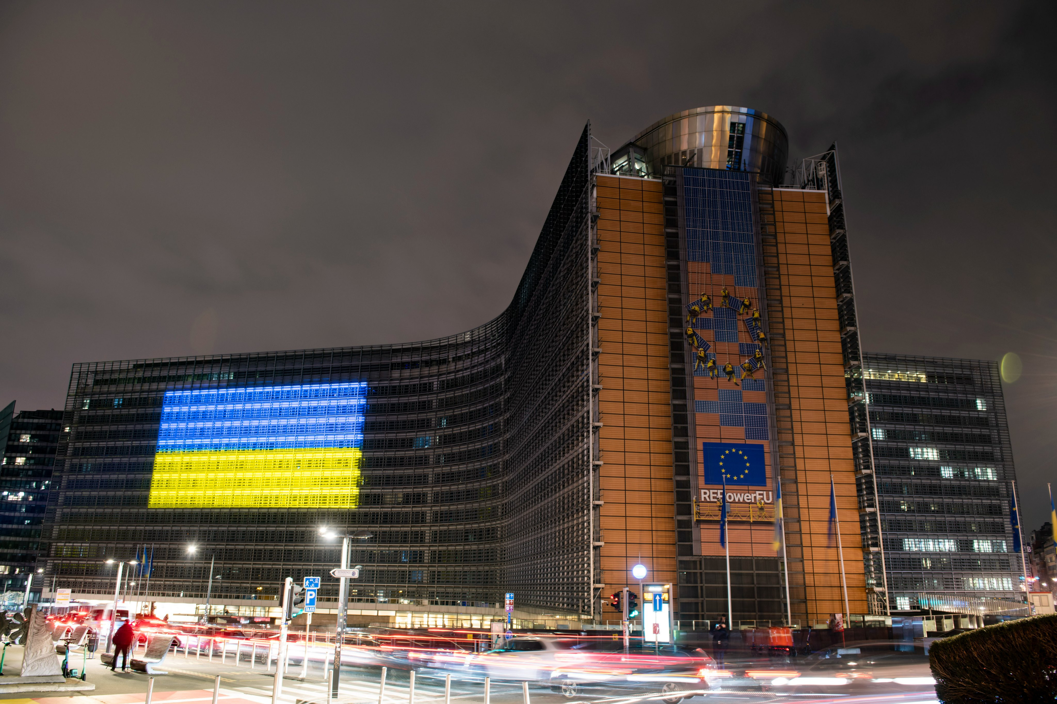 Як Україну підтримує світ: синьо-жовта Ейфелева вежа, гімн у Гаазі та сирени в Варшаві - зображення