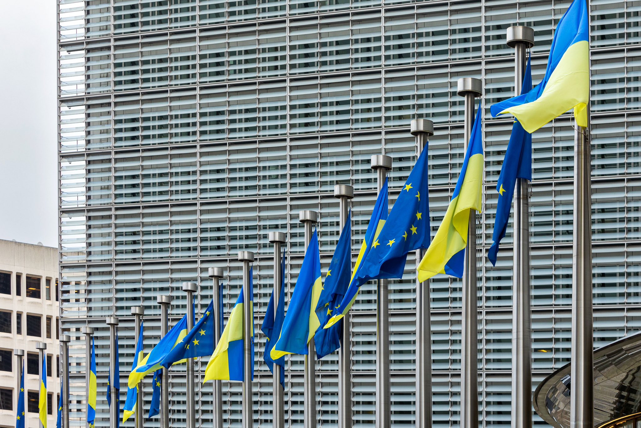 Як Україну підтримує світ: синьо-жовта Ейфелева вежа, гімн у Гаазі та сирени в Варшаві - 1 - зображення