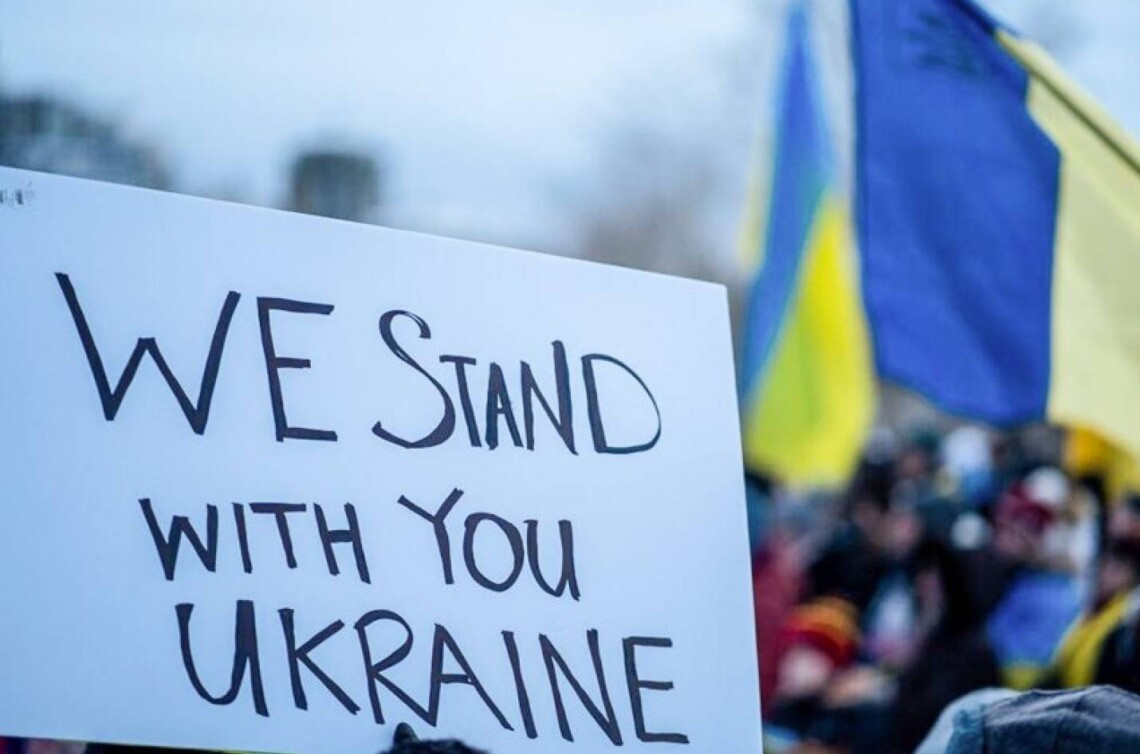 Як Україну підтримує світ: синьо-жовта Ейфелева вежа, гімн у Гаазі та сирени в Варшаві - зображення