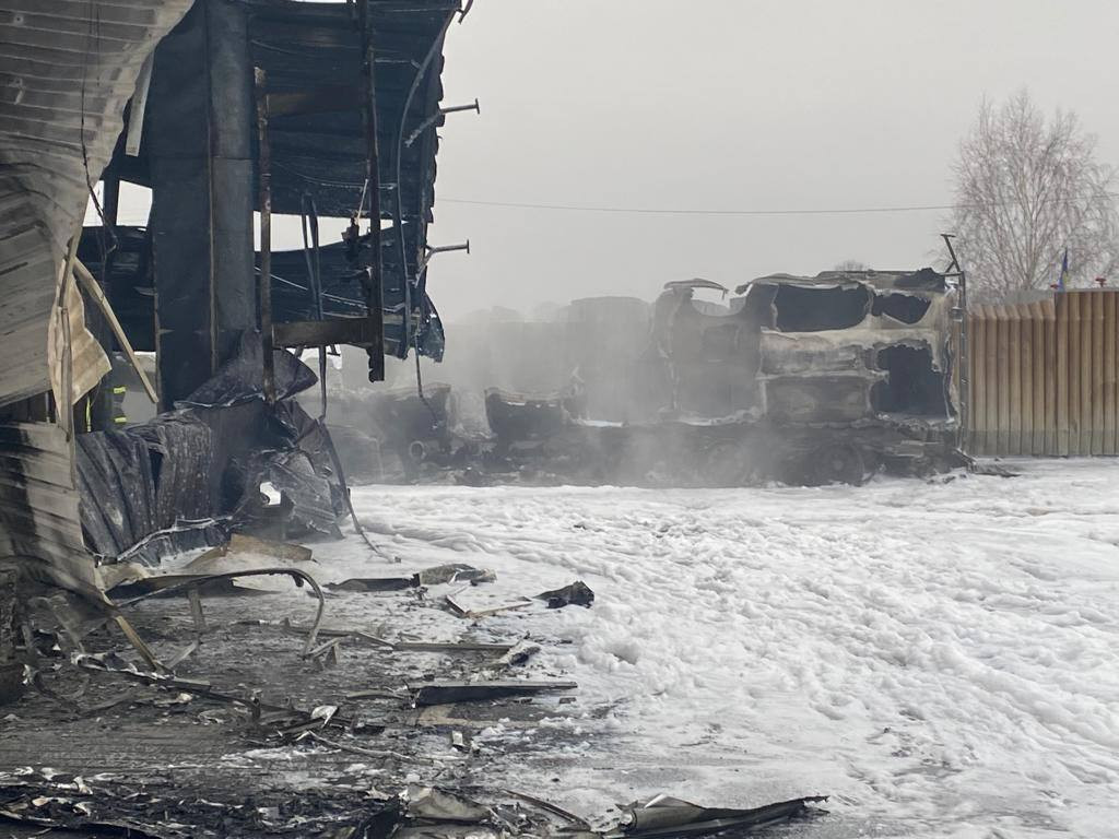 На заправці в Бориспільському районі загорілася цистерна з бензином - зображення