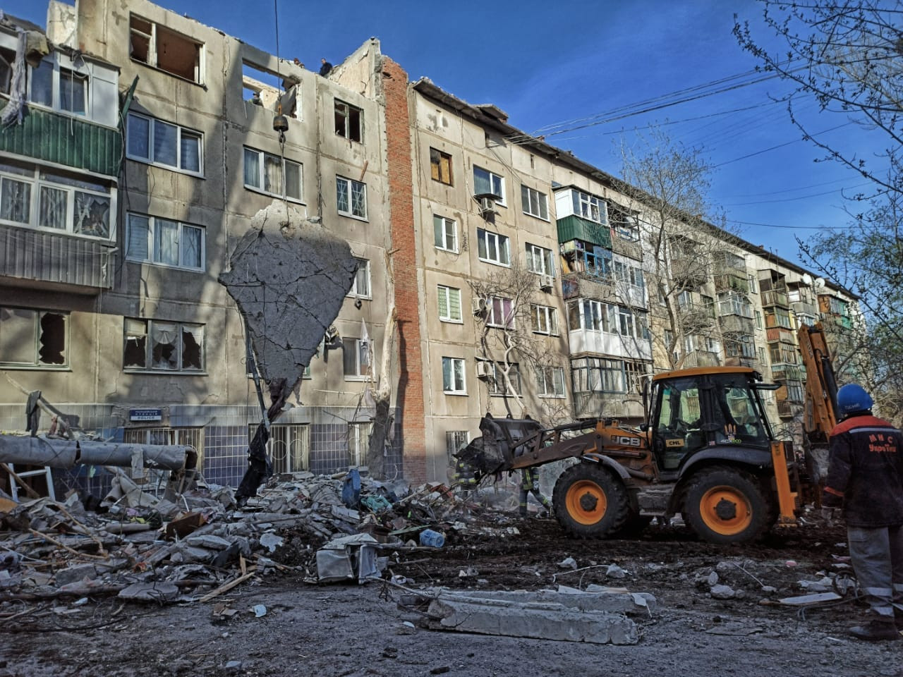Рятувальні роботи в Слов'янську завершено: 15 людей загинуло, 24 поранено - 1 - зображення