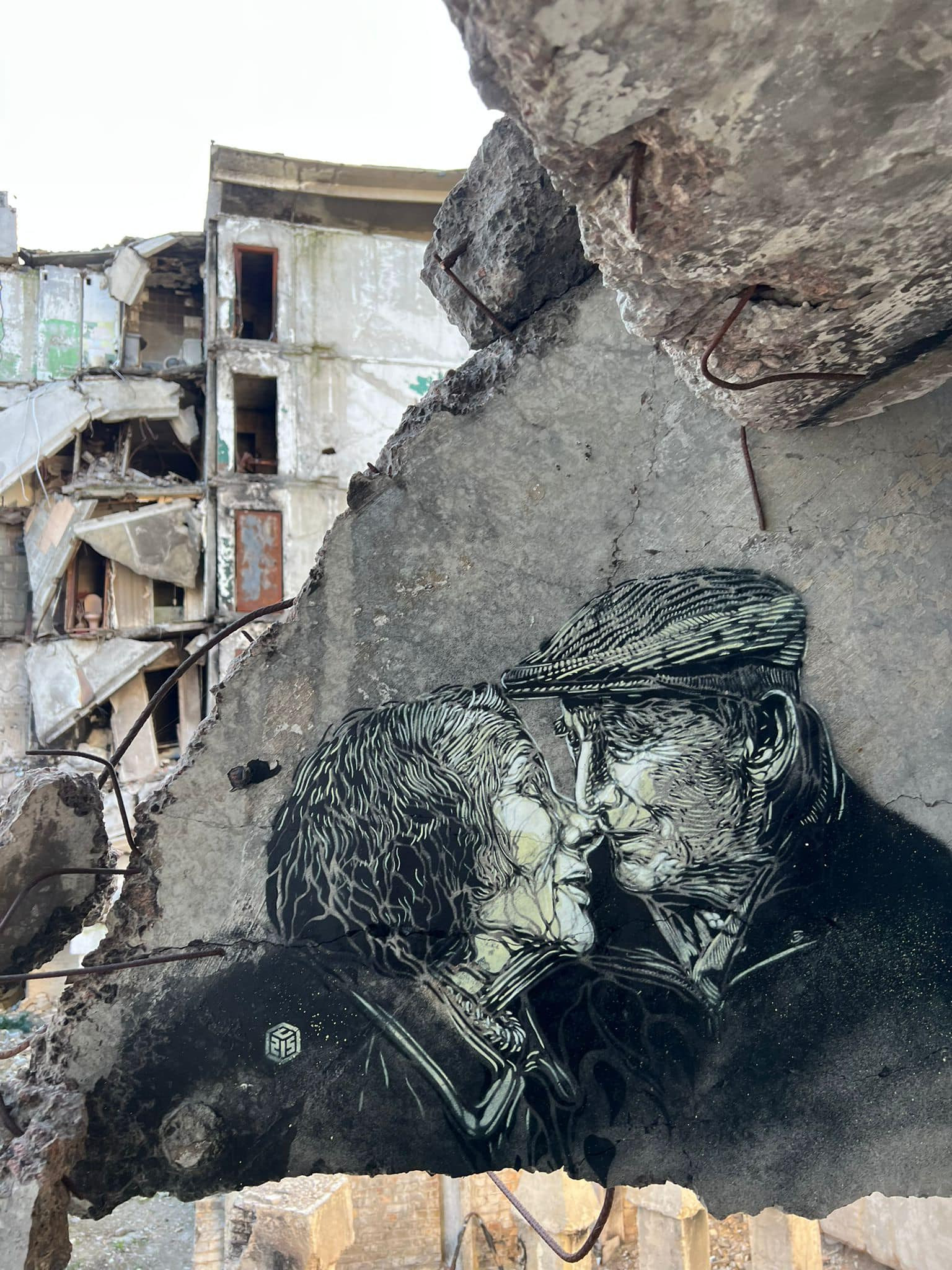 Паризький вуличник художник створив справжні шедеври на руїнах Бородянки - 1 - зображення