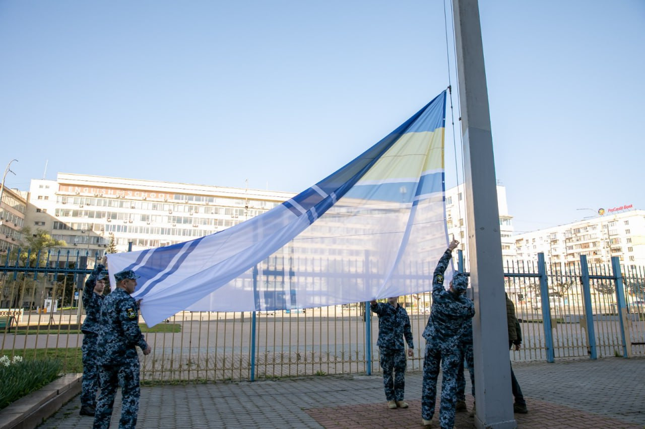 У Бучі та Фастові підняли прапори Військово-морських сил України - зображення