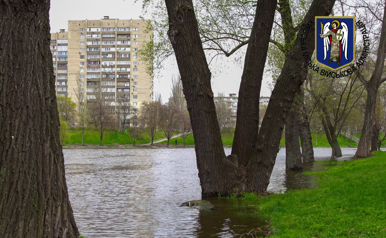 У Києві рівень води в Дніпрі пішов на спад - зображення