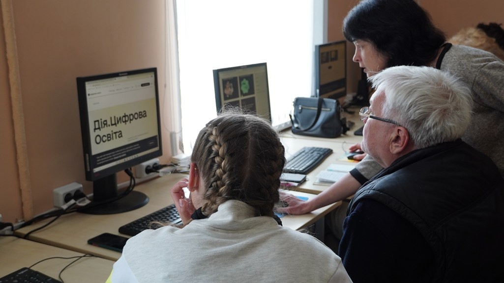 У Фастові випустилися перші слухачі комп’ютерних курсів для людей старшого віку - зображення