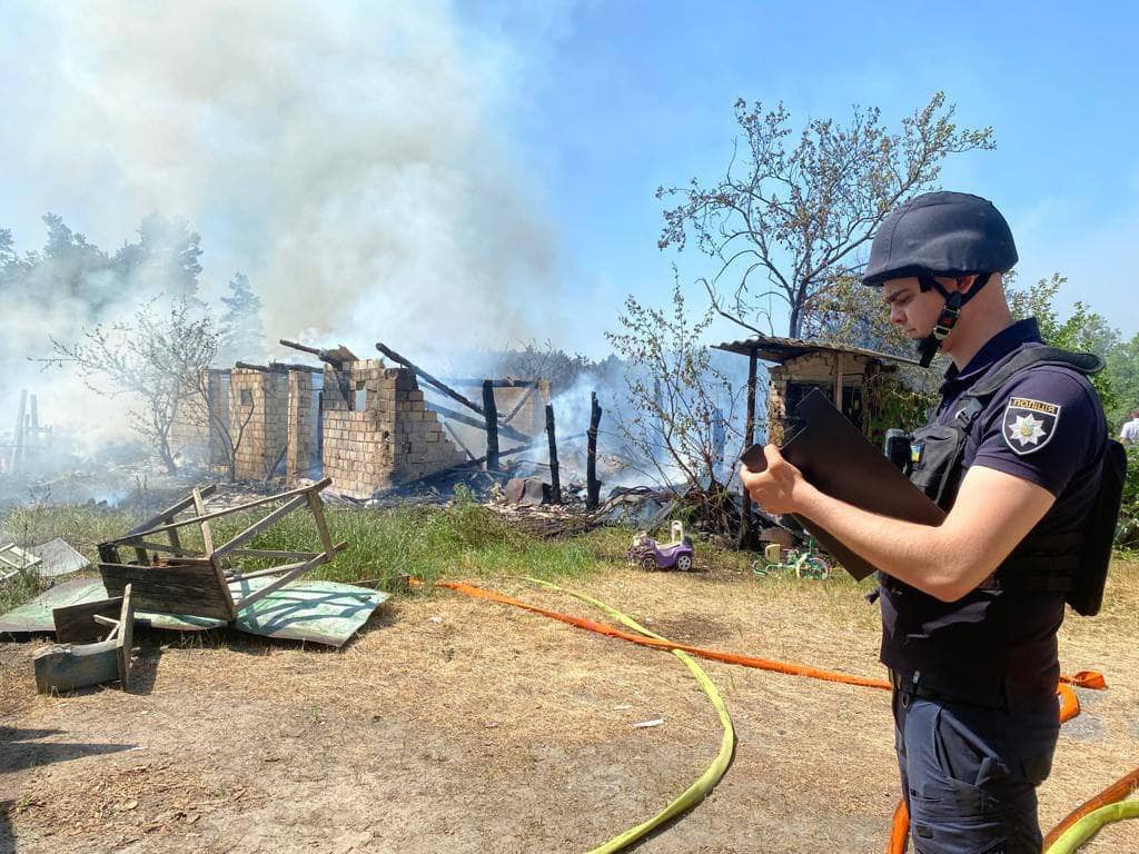 Пожежа на Київщині внаслідок обстрілу - зображення