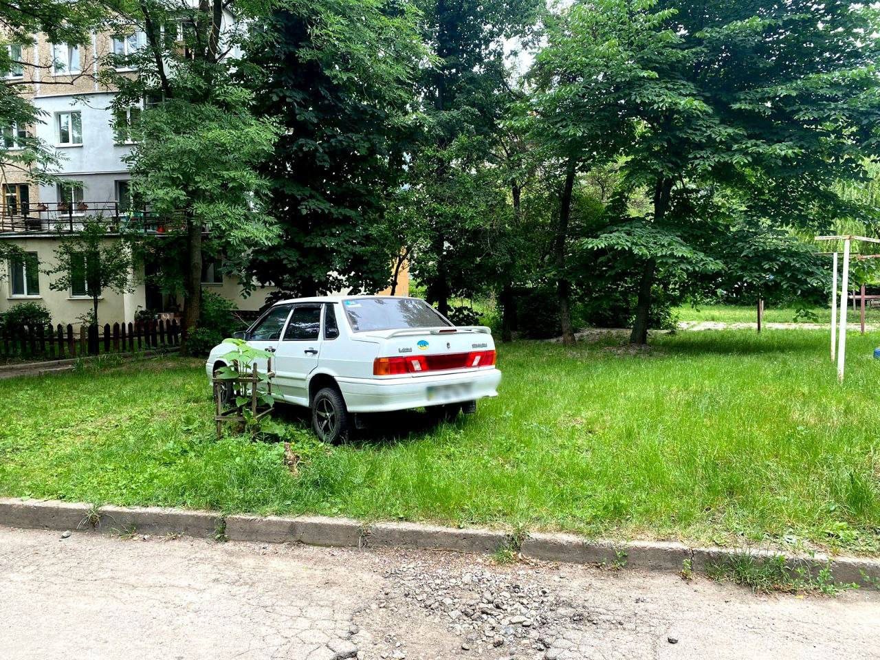 У Білій Церкві водійка збила сусідку, яка допомагала їй припаркуватися - зображення
