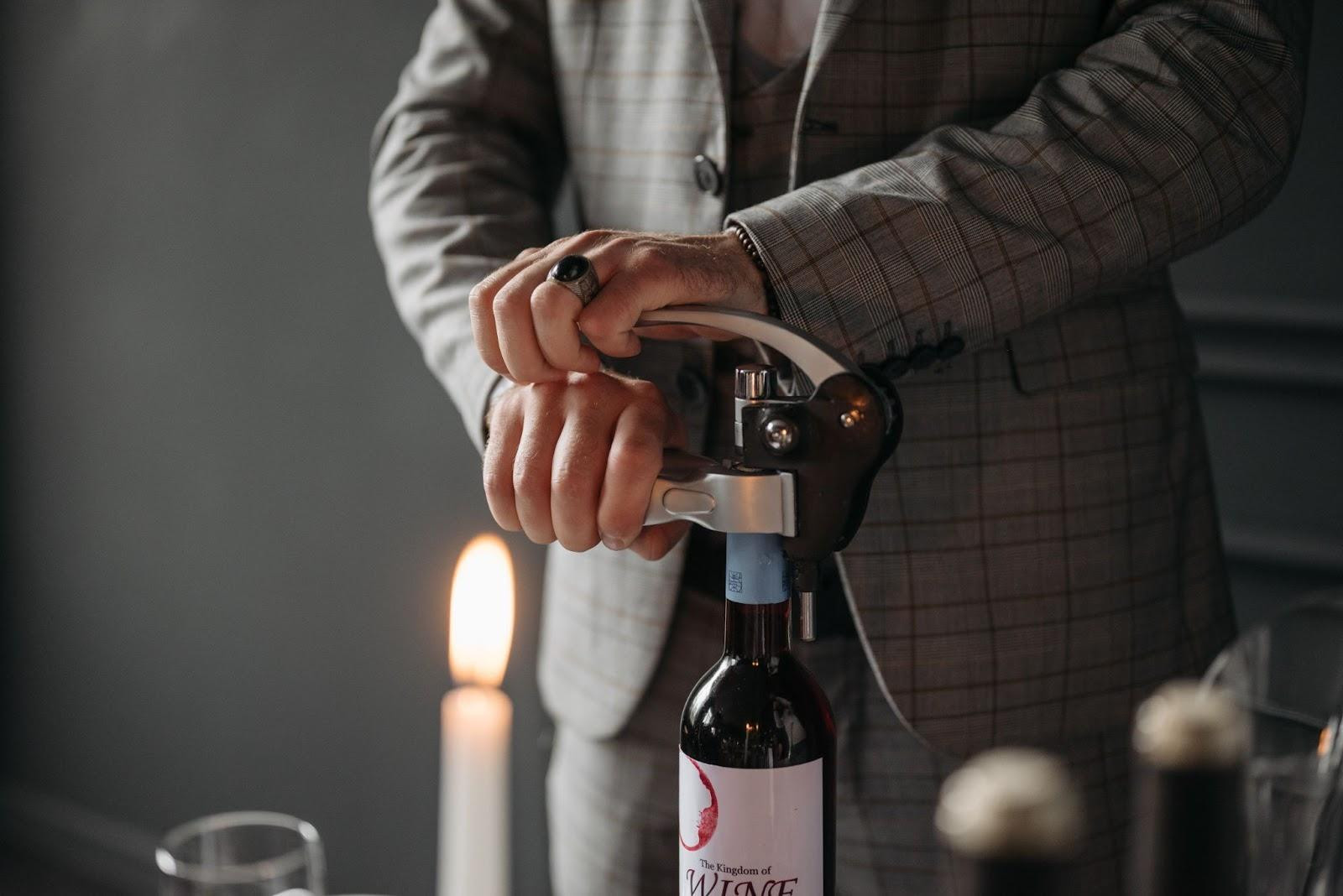 Штопор — корисний подарунок для поціновувачів виноградних напоїв - зображення