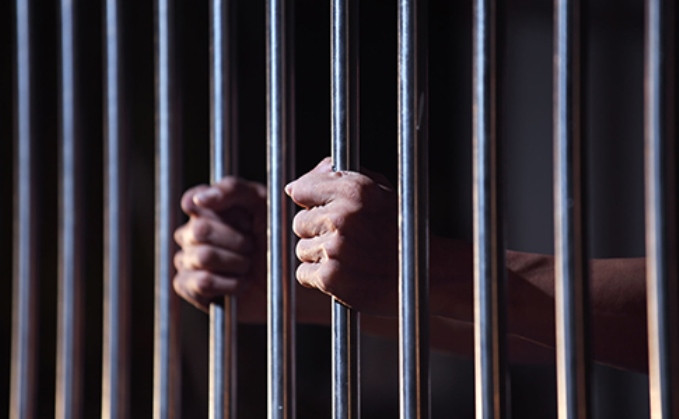 Засуджених не обов'язково кидатимуть до тюрми: Зеленський підписав закон про новий вид покарання - зображення