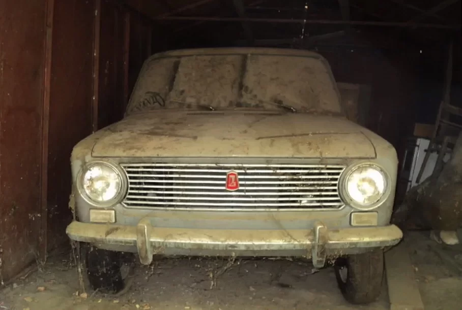 В Ірпені на Київщині знайшли новий ВАЗ-2102, який простояв у гаражі 50 років - зображення