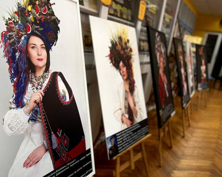 В Ірпені відкрили виставку фотопортретів на честь матерів загиблих воїнів - зображення