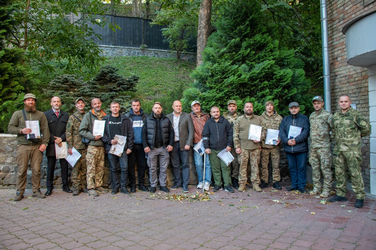 Цивільним добровольцям у Мінветеранів вручили посвідчення учасників бойових дій - зображення