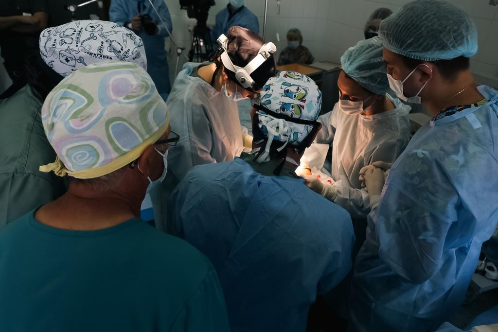 Американські хірурги безплатно прооперували військових з лицевими травмами на Київщині - зображення