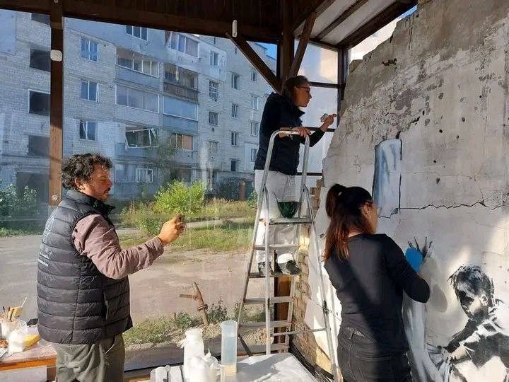 Італійські реставратори в Бородянці частково реставрували графіті Banksy та C-215 - зображення