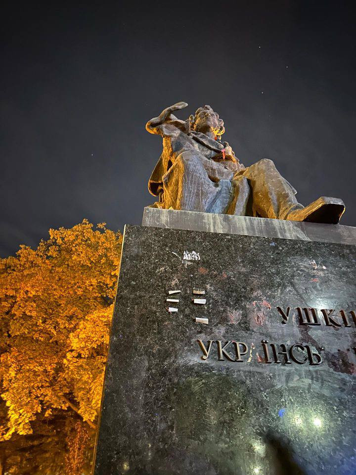 У Києві з пам'ятника Пушкіну зняли демаскувальну сітку, яку раніше почепили активісти - зображення