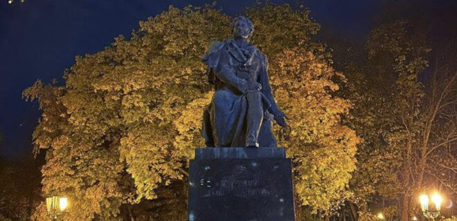 У Києві з пам'ятника Пушкіну зняли демаскувальну сітку, яку раніше почепили активісти - зображення