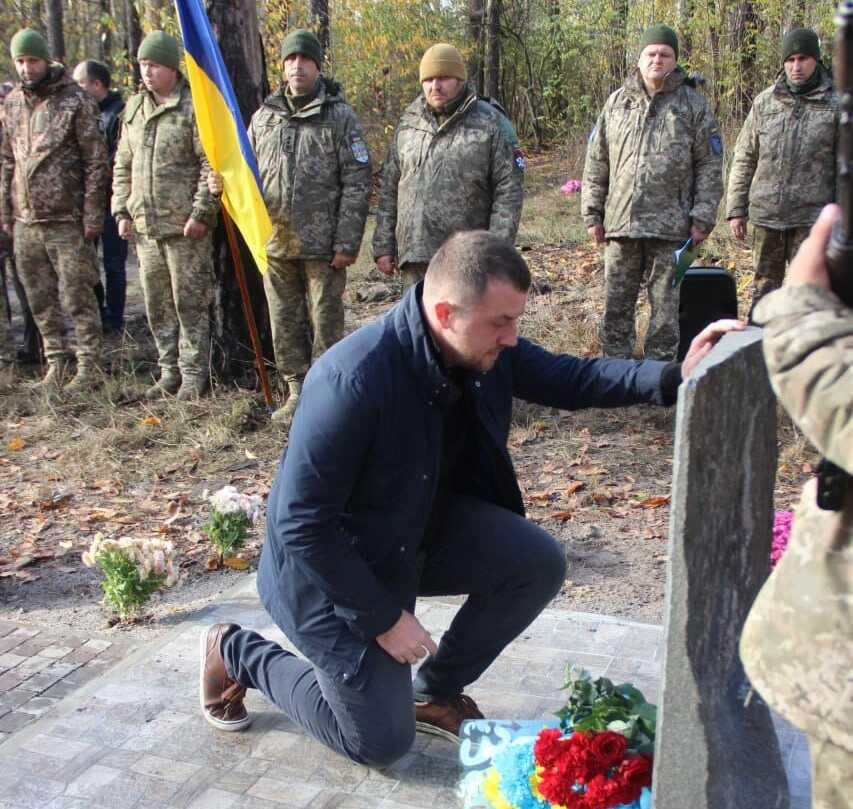 У Макарівській громаді відкрили пам’ятний знак в честь полеглого Героя України Андрія Люташина - зображення