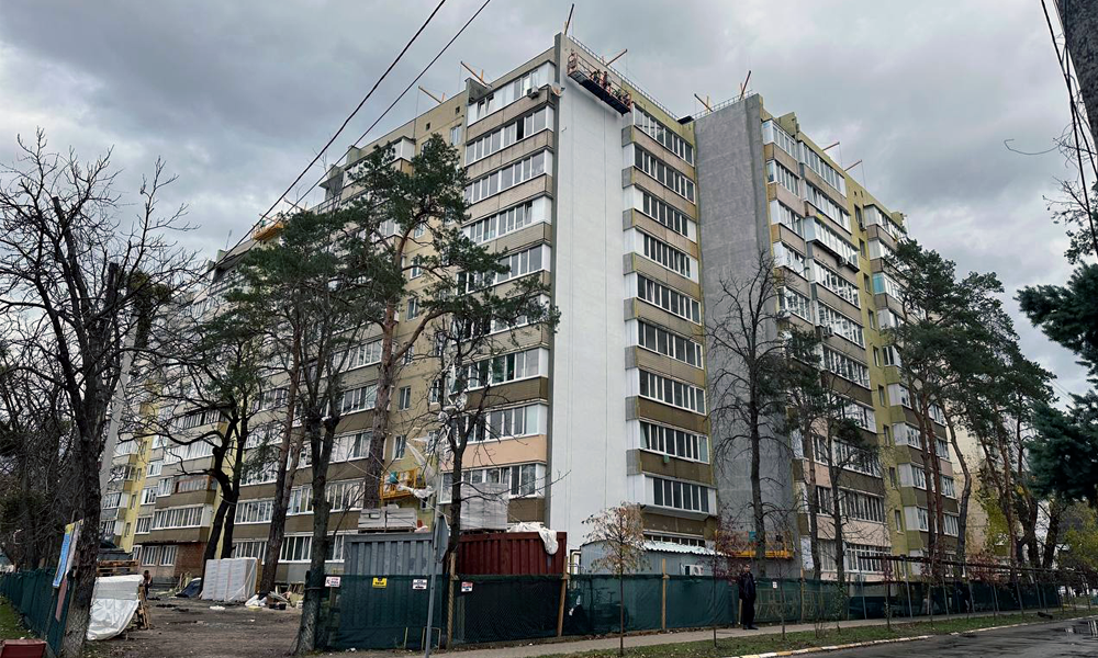 Відбудова Київщини: в Ірпені триває капітальний ремонт будинку на вулиці Котляревського - зображення
