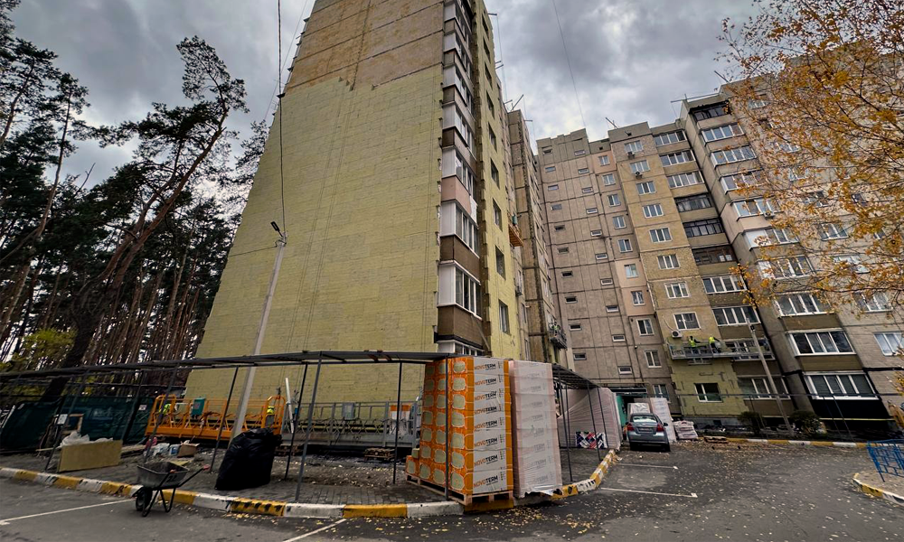 Відбудова Київщини: в Ірпені триває капітальний ремонт будинку на вулиці Котляревського - зображення