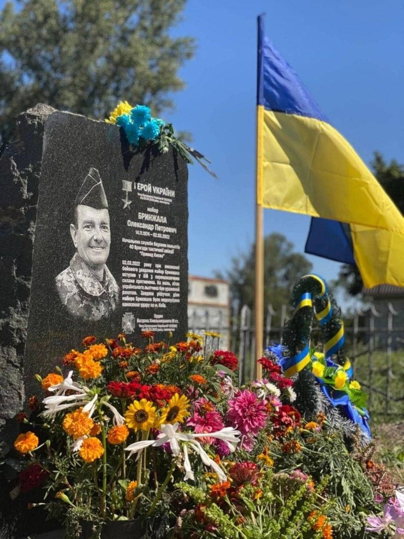 На Київщині встановили меморіали льотчикам із бригади 