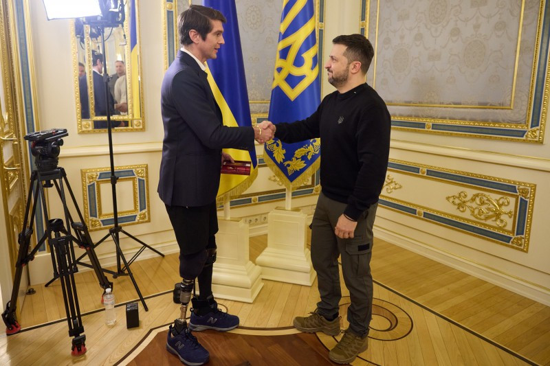Володимир Зеленський нагородив орденом американського журналіста, якого було важко поранено на Київщині - зображення