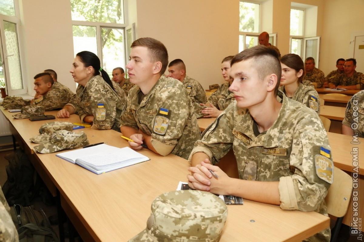 Юнаки та дівчата з 2024 року проходитимуть курс військової підготовки в усіх університетах країни - зображення