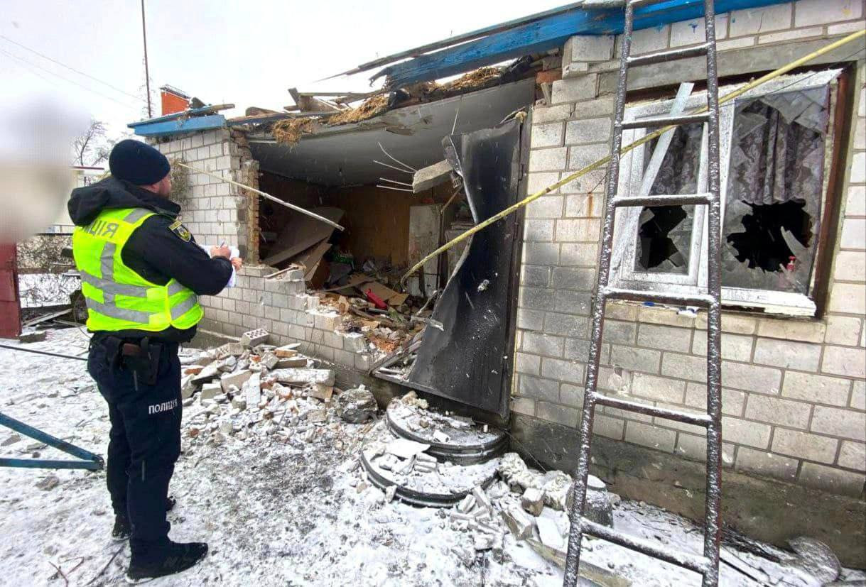 Вранці уламки збитої ракети впали на Київщині: поліція фіксує наслідки російського обстрілу - зображення