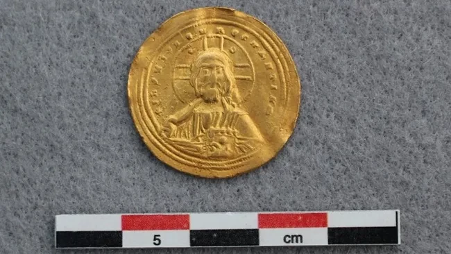 У Норвегії археолог-аматор знайшов тисячолітню візантійську монету із зображенням Ісуса Христа - зображення