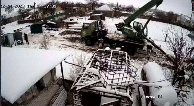 Два роки обсаджували капустою: на Київщині прибрали танк окупантів, який знищили на городі місцевої мешканки - зображення