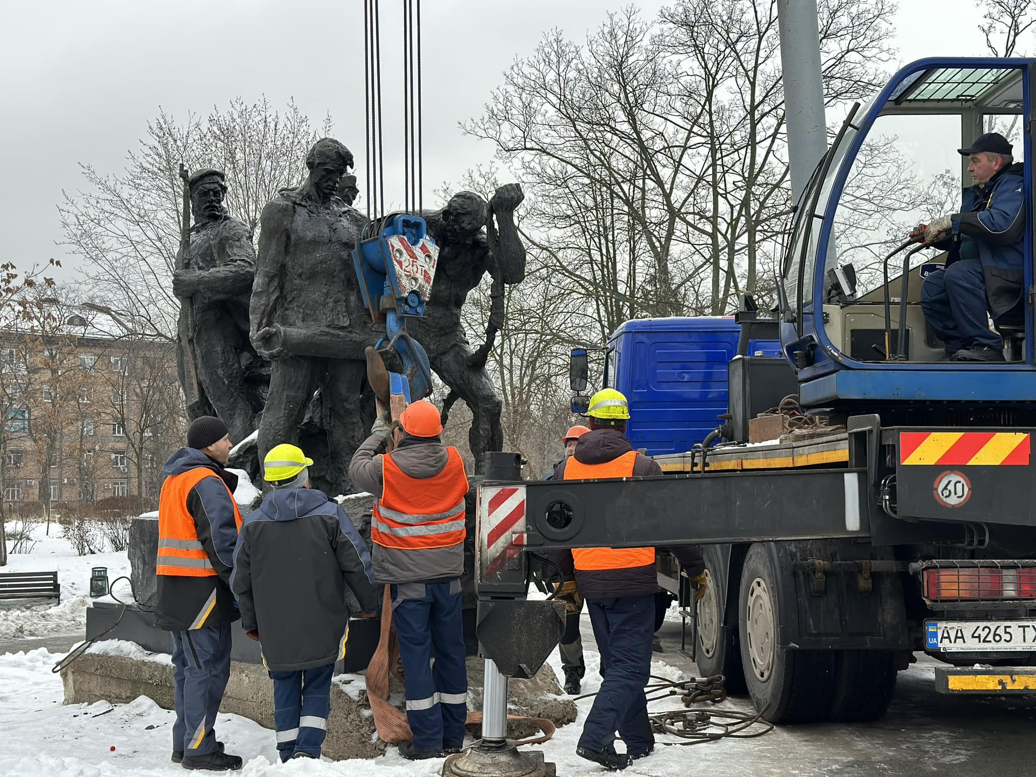 У Києві демонтували пам’ятник екіпажу радянського бронепоїзда 