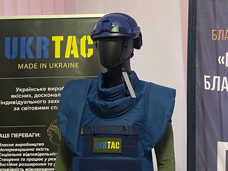 У Києві відкрили благодійну виставку для збору коштів на амуніцію саперів - зображення
