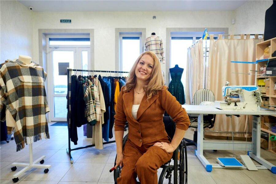 єРобота: На Київщині шиють адаптивний одяг для людей з інвалідністю - зображення