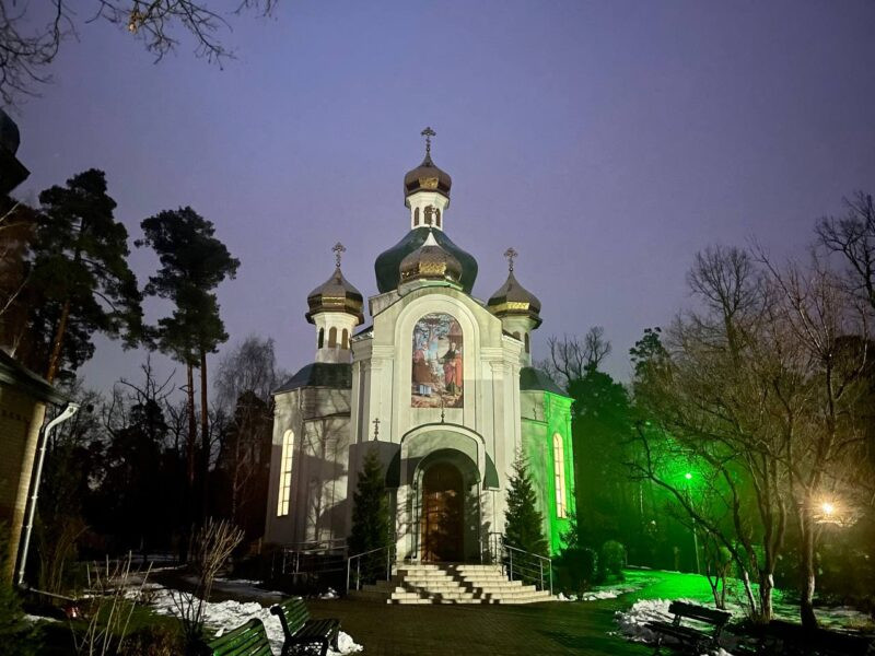 Сьогодні у Бучі вперше залунала літургія українською у храмі Апостолів Петра і Павла (ВІДЕО) - зображення