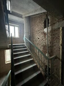 Відбудова на Київщині: у Макарові відновлюють ще одну багатоповерхівку - зображення