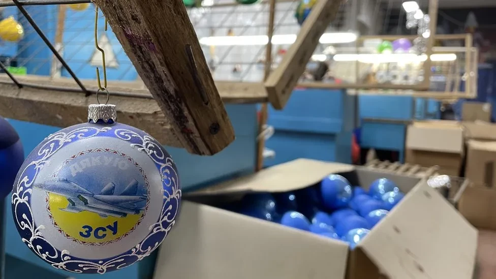 Фабрика ялинкових прикрас на Київщині виготовляє новорічні іграшки на військову тематику - зображення