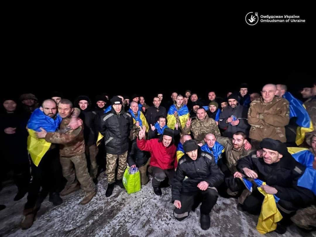 Найбільший обмін: Україна повернула 230 бійців і цивільних із полону РФ (ВІДЕО) - зображення