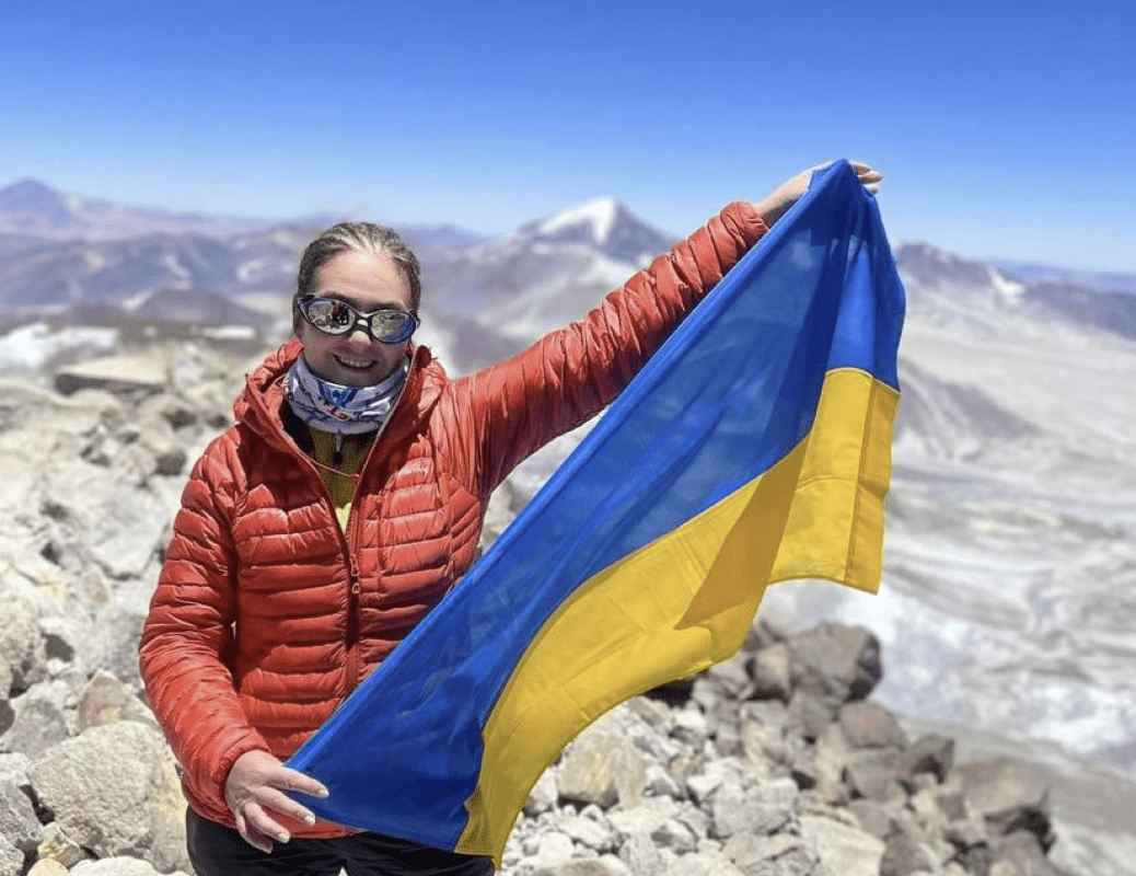Прапори Ворзеля та України замайоріли на найвищому вулкані світу - зображення