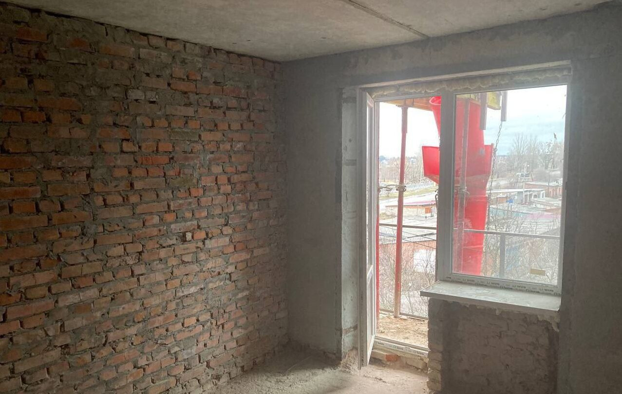У Макарові на фінальному етапі відновлення багатоповерхівки, яку зруйнували росіяни - зображення