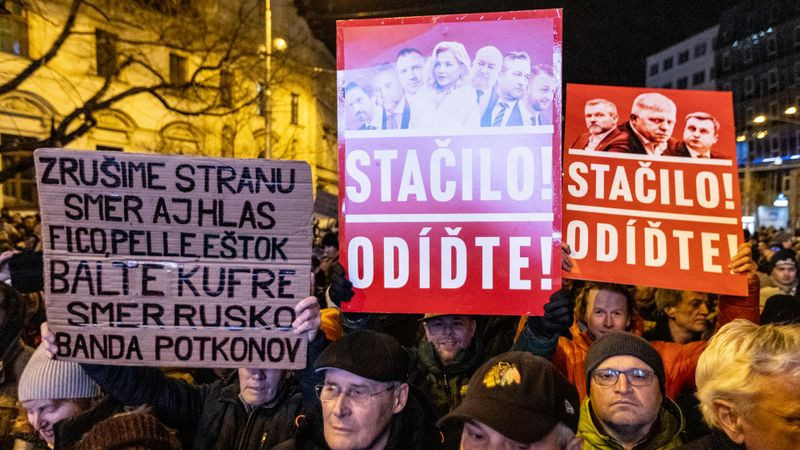 У низці міст Словаччини пройшли масові протести проти уряду проросійського прем'єра Роберта Фіцо (ВІДЕО) - зображення