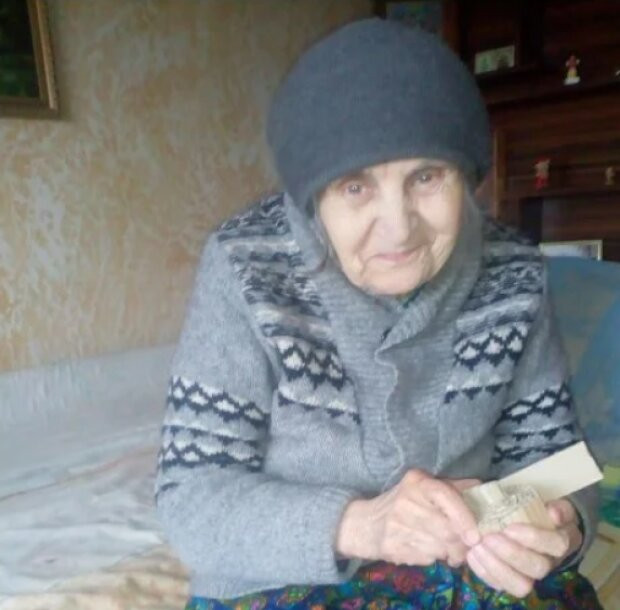 86-річна переселенка з Донеччини, яка знайшла прихисток на Київщині, робить окопні свічки для Захисників - зображення
