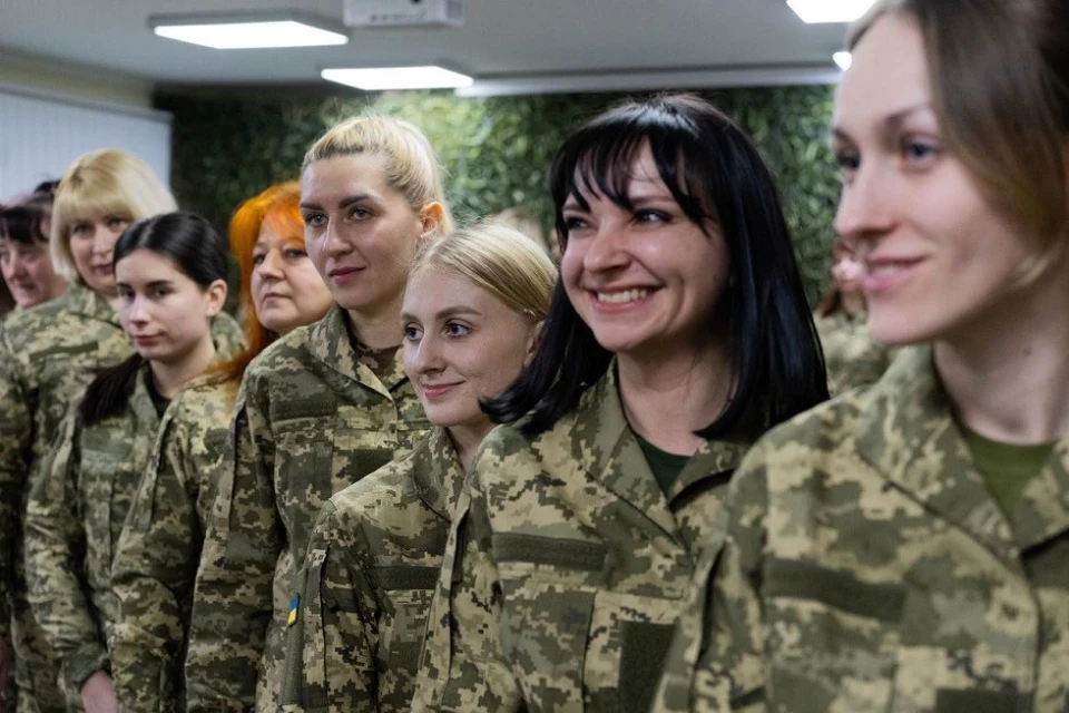 Військовослужбовиці ЗСУ вперше отримали жіночу військову форму - зображення