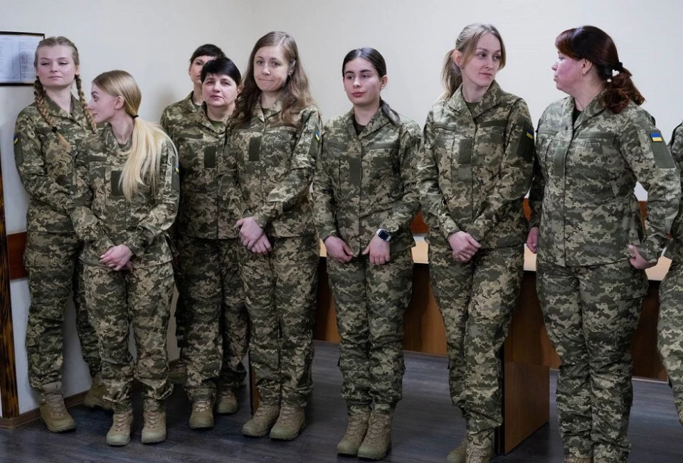 Військовослужбовиці ЗСУ вперше отримали жіночу військову форму - зображення