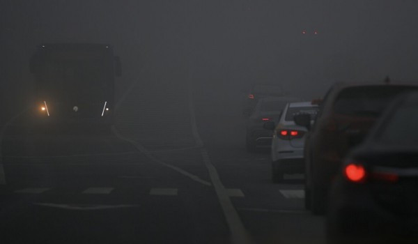 На Київщині водіїв та пішоходів закликають бути обережними через сильний туман - зображення