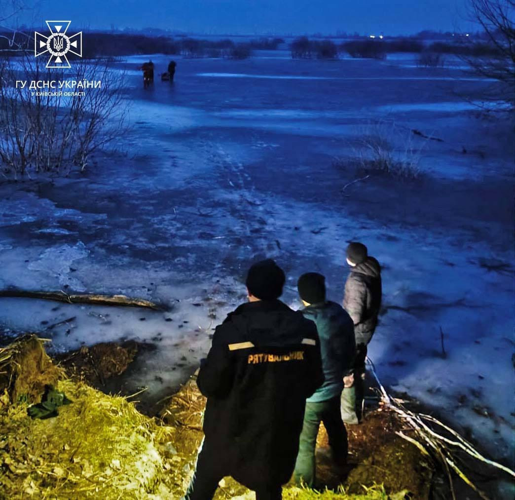 У передмісті Києва в крижаній пастці опинилися четверо рибалок - зображення