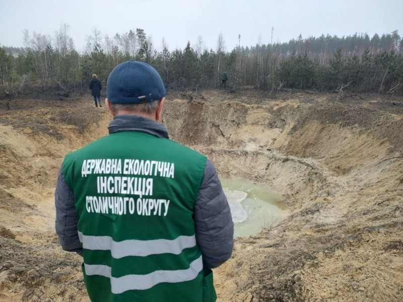 Екологи вивчають, якої шкоди завдала довкіллю величезна вирва на Київщині - 2 - зображення