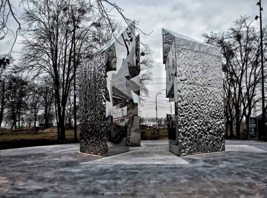 У Вишгороді відкрили меморіал “Хрест Героїв” до другої річниці повномасштабного вторгнення - зображення